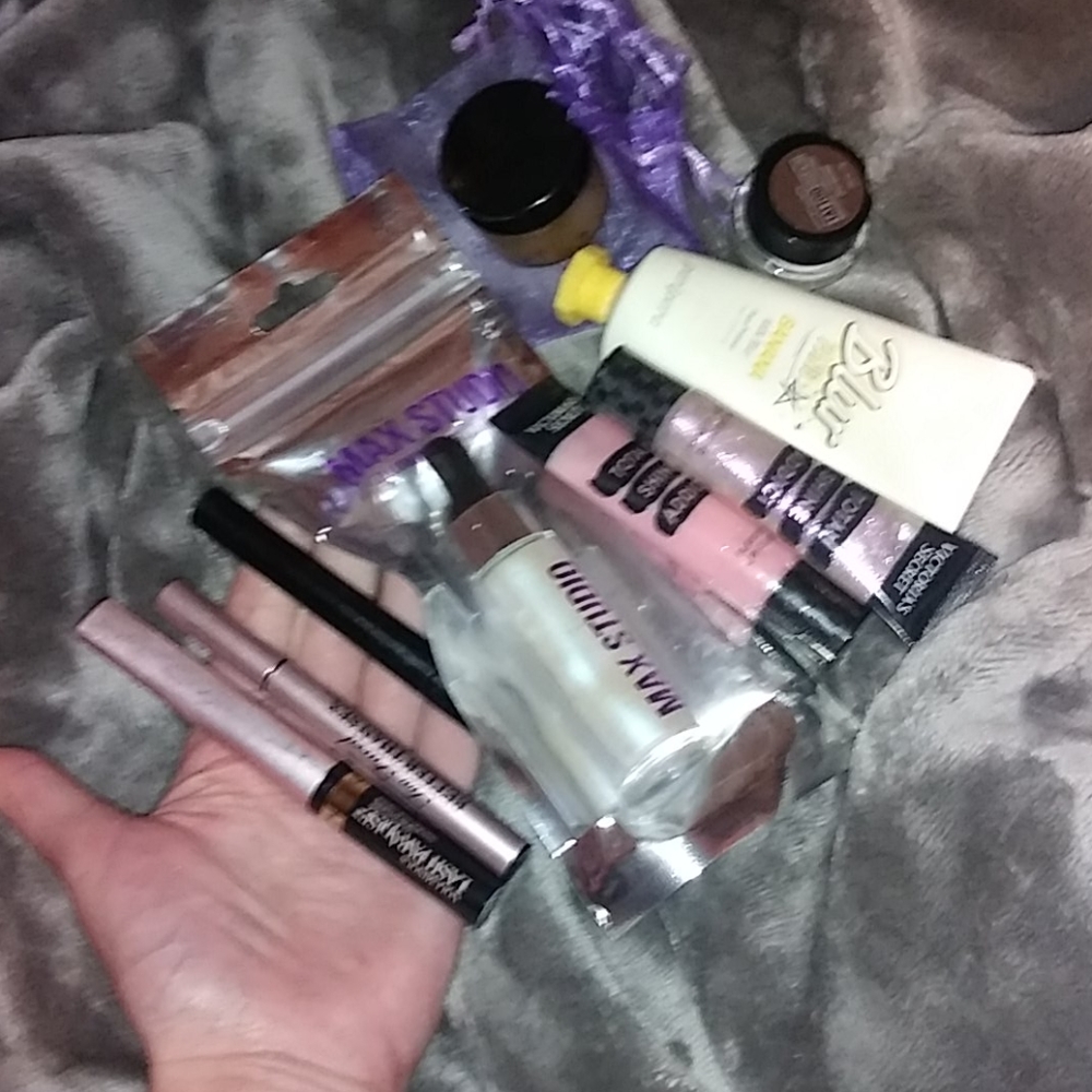Makeup bundle 💕💥 - Picture 4 of 7